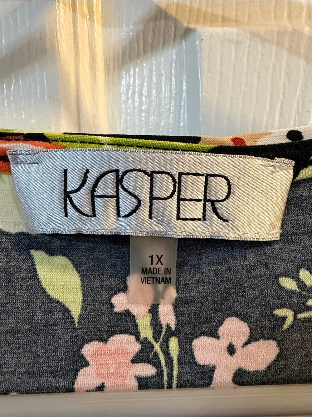 🖤 Kasper Black Floral Key Hole Sleeveless Blouse Top w/ Coral Orange and Green - Picture 3 of 5